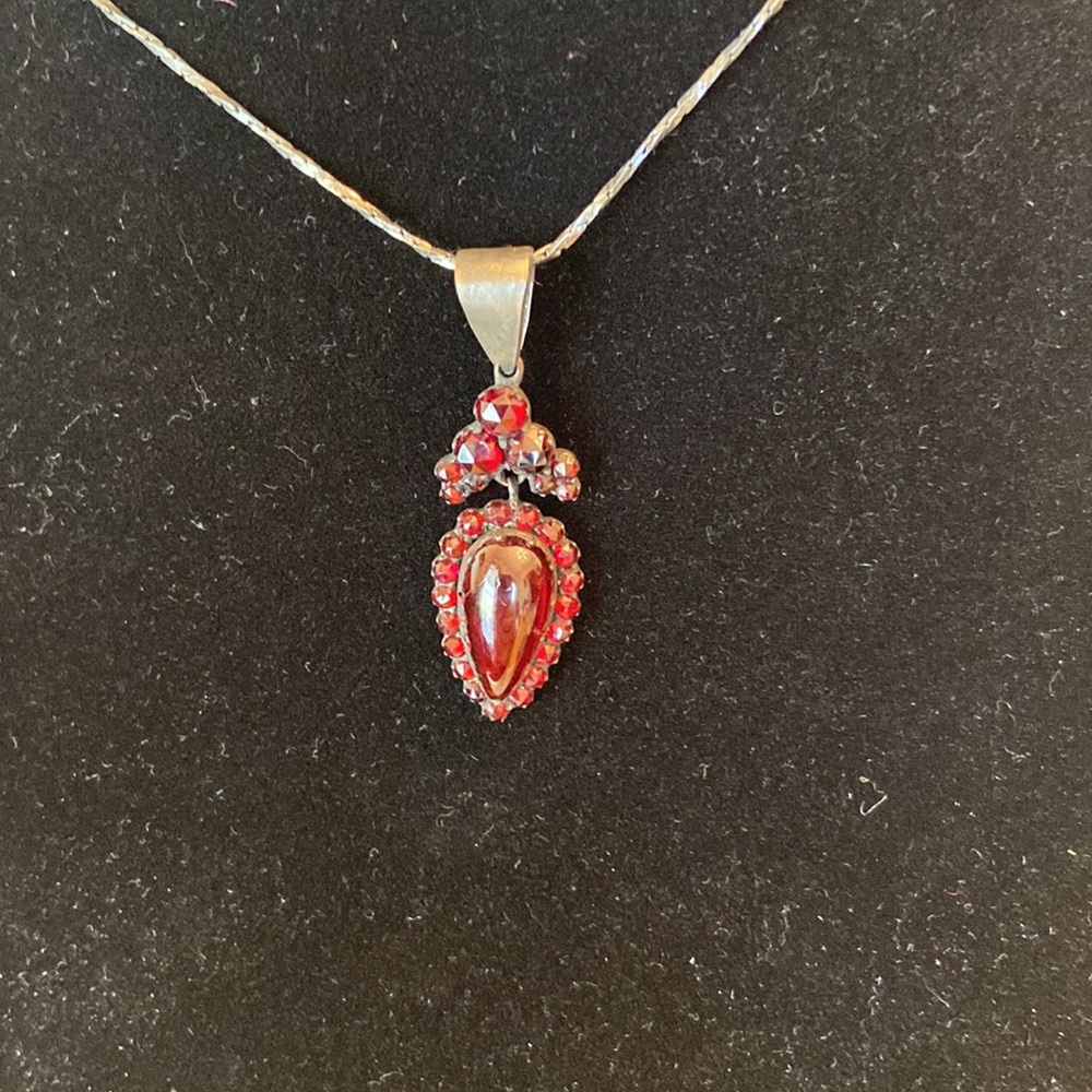 Bohemian garnet inverted teardrop pendant on sterling chain. Rare form. - Picture 6 of 6